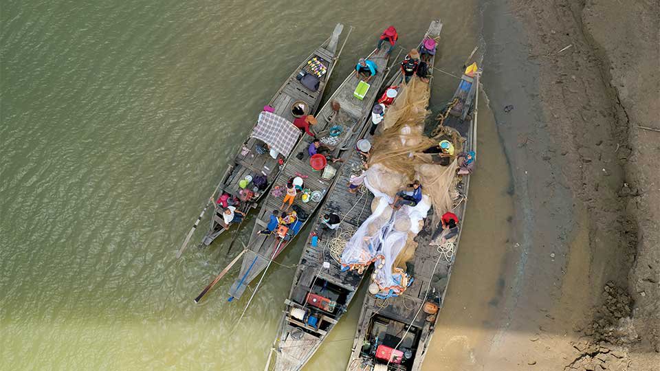 អ្នក​នេសាទ​ចាម​នៅតាមដង​ទន្លេ​មេគង្គ​ក្នុង​ប្រទេស​កម្ពុជា។ រូបថត​នេះ​ស្ថិត​ក្នុង​ចំណោម​រូបថត​ជ័យ​លាភី​ក្នុង​កម្មវិធី​ប្រកួត​រូបថត​របស់​គណៈកម្មការ​ទន្លេ​មេគង្គ។ រូបថត៖ Phearith Phan/MRC