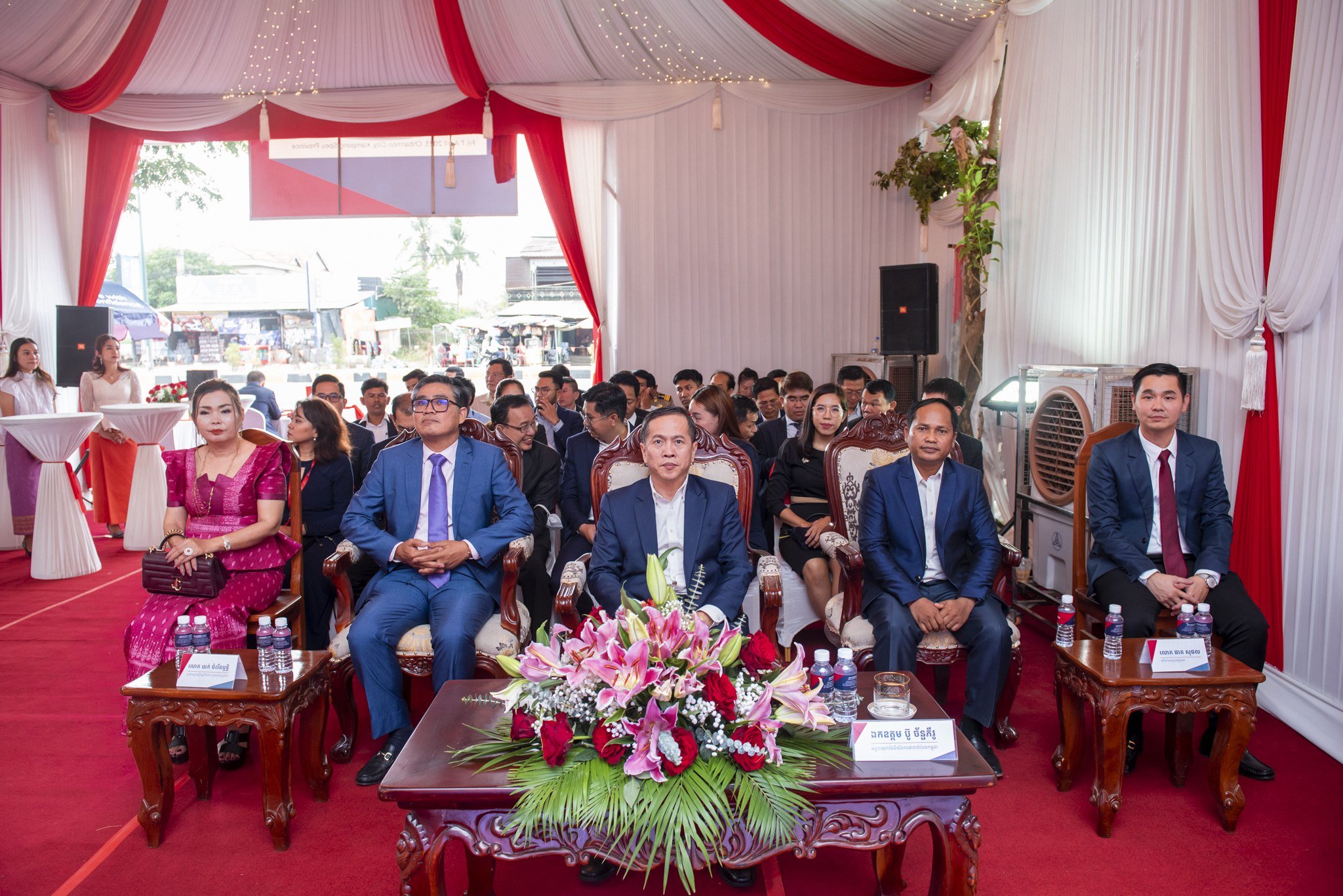 សកម្មភាពការចូលរួមរបស់គណៈអធិបតីយ និងភ្ញៀវកិត្តិយស (រូបភាពកណ្តាល ឯកឧត្តម ប៊ូ ច័ន្ទភីរូ ខាងស្តាំ​ លោក យក់ ចំរើនឫទ្ធិ និងខាងឆ្វេង លោក ផាត សុផល)