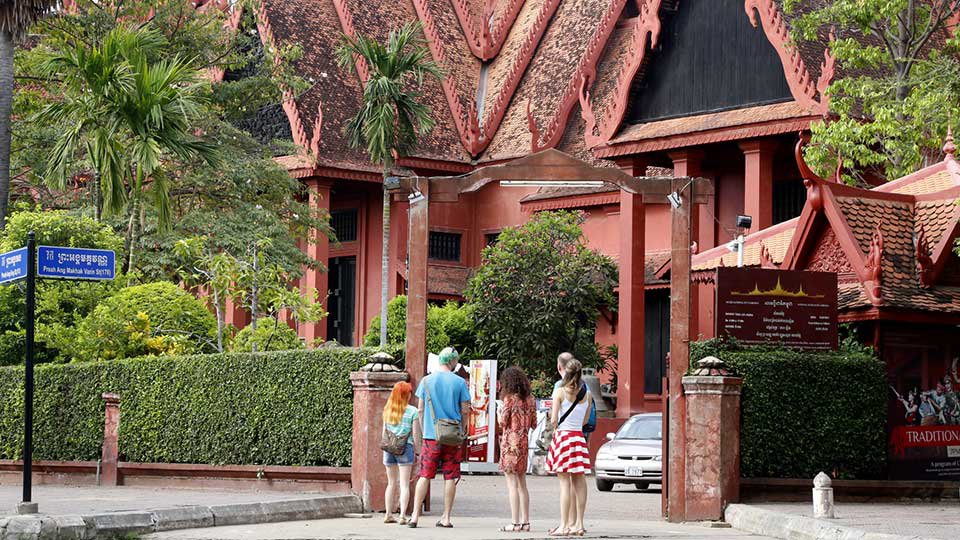 ភ្ញៀវបរទេស​ចូល​ទស្សនា​សារមន្ទីរជាតិ​ នៅ​រាជ​ធានី​ភ្នំពេញ។ គេ​សង្កេត​ឃើញ​បរទេស​ច្រើន​ជាង​ខ្មែរ ដែល​ចូល​មើល​សារមន្ទីរចង់ដឹង​ពី​វប្បធម៌​របស់​ខ្មែរ។ រូបភាព៖ ហេង ភារម្យ