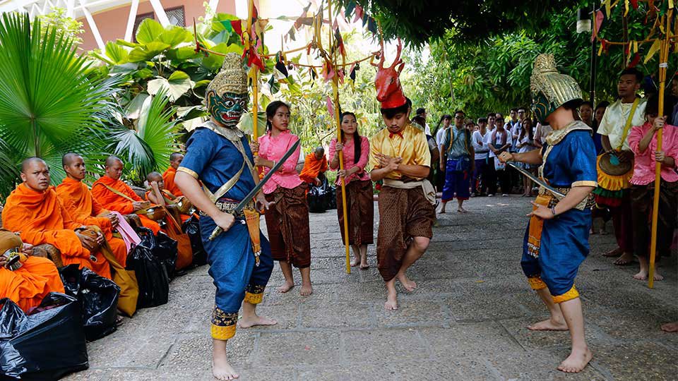 របាំ​ត្រុដិ​គេ​ច្រើន​សម្ដែង​នៅ​តាម​ផ្ទះ កន្លែង​ធ្វើការ ទីស្នាក់ការ​ក្រុមហ៊ុន​នៅមុន​ថ្ងៃ​ចូល​ឆ្នាំ ដើម្បី​បណ្ដេញ​ឧបទ្រព​ចង្រៃ​ឆ្នាំ​ចាស់​និង​សូម​សុខ​សិរី​សួស្ដី​ឆ្នាំ​ថ្មី។