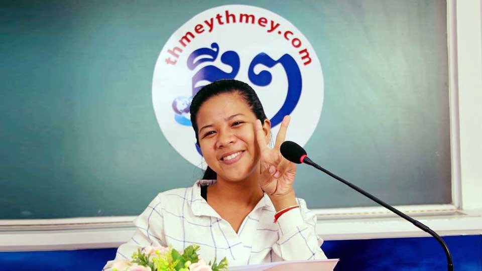 កញ្ញា ញឹក ស្រីល័ក្ខ អាយុ​១៩ឆ្នាំ រៀន​នៅ​សាកល​វិទ្យាល័យផង និង​ធ្វើការ​ក្រៅ​ម៉ោង​ផង។