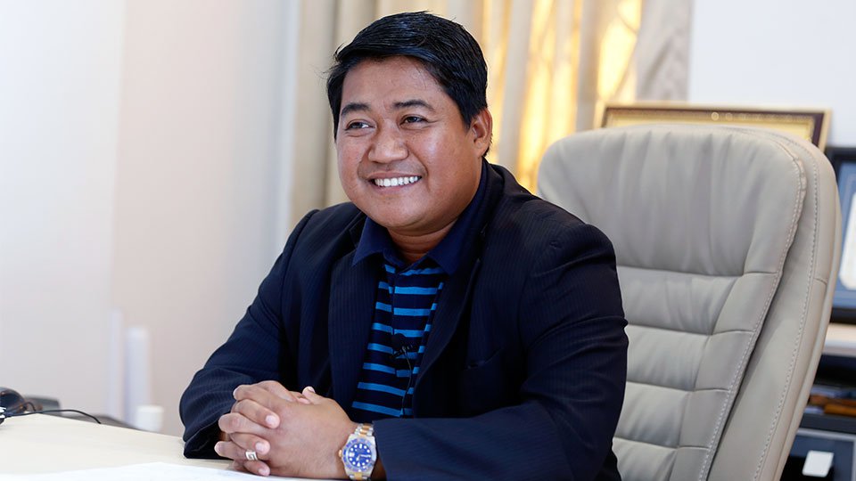លោក​ឧកញ៉ា នួន រិទ្ធី ស្ថាបនិក និងជា​អគ្គនាយក​ក្រុមហ៊ុន​បម្រើ​សេវា​អចលនទ្រព្យ KFA។ រូបភាព៖ ហេង ភារម្យ