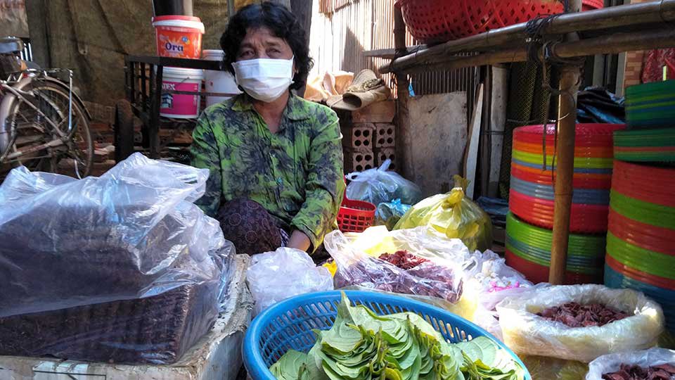 អ្នកស្រី លឿង រី អាយុ ៦០​ឆ្នាំ ជា​អាជីវករ​លក់ដូរ​ថ្នាំជក់និងម្លូ​ស្លា នៅ​ផ្សារ​រំលង ខេត្ត​កំពង់ធំ ។