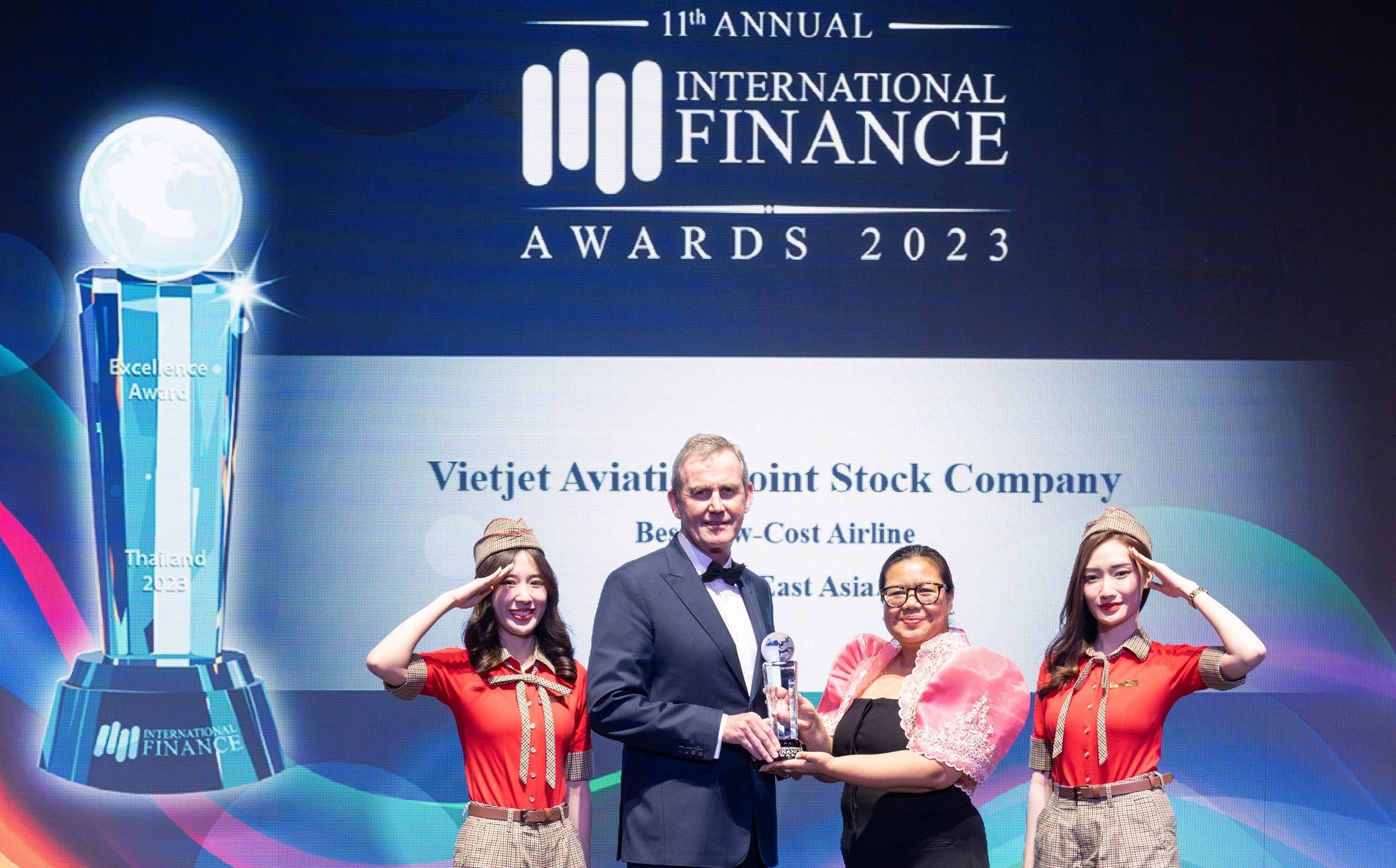 នាយកប្រតិបត្តិក្រុមហ៊ុន_Vietjet_លោក_Michael_Hickey_ទី_2_ខាងឆ្វេង