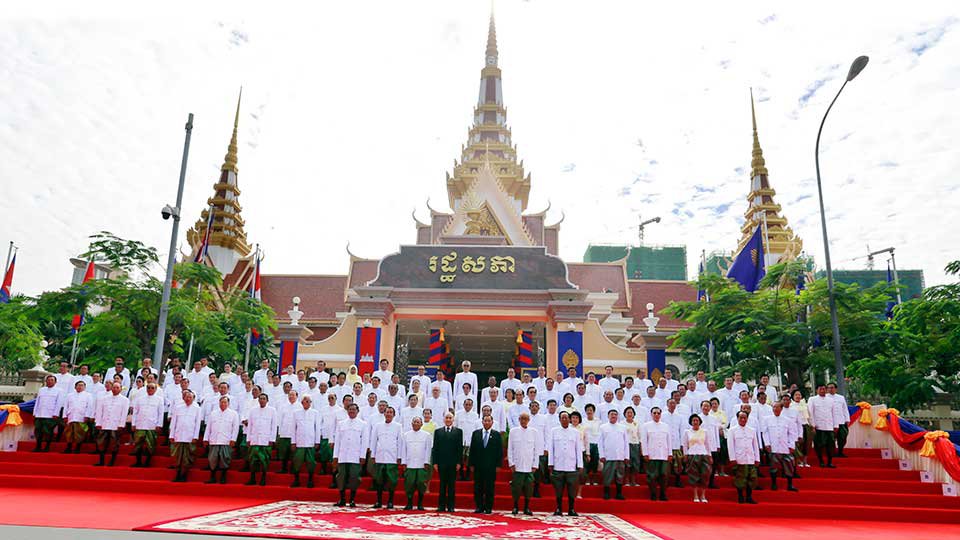 តំណាងរាស្ត្រ​ថតរូបអនុស្សាវរីយ៍ជាមួយព្រះមហាក្សត្រ ក្នុង​ឱកាស​បើក​សម័យ​ប្រជុំ​ពេញ​អង្គនៃរដ្ឋ​សភា។ រូបថត​ឯកសារ