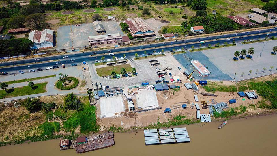 រូបថត​ពី​លើ​នៃ​កំពង់ផែ​ទូក​ដឹក​អ្នក​ដំណើរ​ដែល​កំពុង​សាងសង់​នៅ​​ឫស្សីកែវ តាម​បណ្ដោយ​ផ្លូវ​ជាតិ​លេខ៥។ រូបភាព៖ ក្រសួង​សាធារណការនិង​ដឹក​ជញ្ជូន
