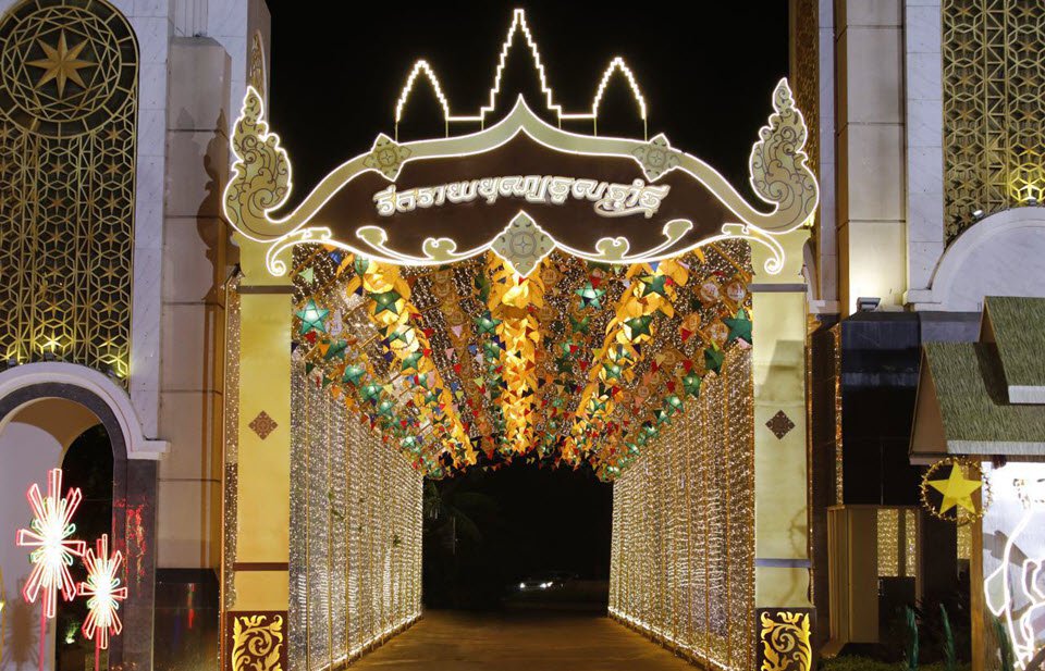 ទិដ្ឋភាព​ខ្លោងទ្វារ បុរី ប៉េង ហួត នា​ឱកាស​បុណ្យ​ចូលឆ្នាំ​ថ្មី ប្រពៃណី​ខ្មែរ។