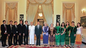 ព្រះមហាក្សត្រ​និង​ព្រះវររាជ​មាតា​ជាតិ​ខ្មែរ ព្រះ​បរម​រាជានុញ្ញាត​ឲ្យ​ថ្នាក់​ដឹកនាំ​ក្រុមហ៊ុន ប៉េង ហួត គ្រុប ចូល​ក្រាប​បង្គំ​គាល់​និង​ថ្វាយ​តង្វាយ​ជា​ថវិកា​សម្រាប់​ព្រះរាជកិច្ច​មនុស្សធម៌។