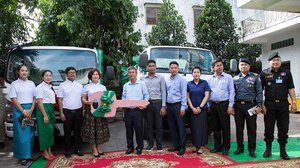 ក្រុមហ៊ុន ប៉េង ហួត គ្រុប ឧបត្ថម្ភរថយន្ត ២គ្រឿង ដល់​រដ្ឋបាល​ខណ្ឌ​ច្បារអំពៅ និង​អង្ករ​ ៥០តោន ដល់​​សាលារាជធានីភ្នំពេញ