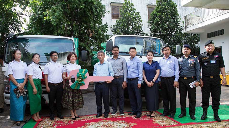 ក្រុមហ៊ុន ប៉េង ហួត គ្រុប ឧបត្ថម្ភរថយន្ត ២គ្រឿង ដល់​រដ្ឋបាល​ខណ្ឌ​ច្បារអំពៅ និង​អង្ករ​ ៥០តោន ដល់​​សាលារាជធានីភ្នំពេញ