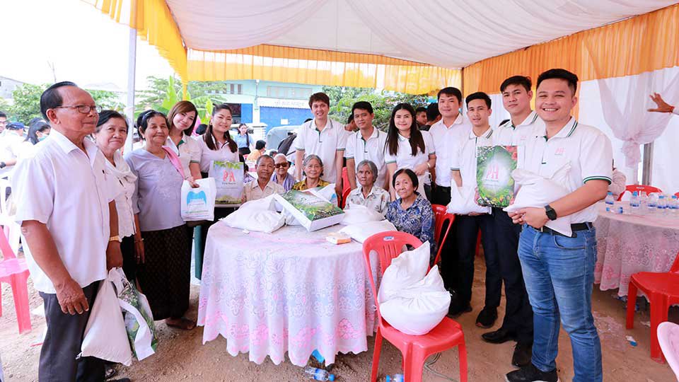 ក្រុមហ៊ុន ប៉េង ហួត គ្រុប ប្រារព្ធ​ទិវា​នៃ​ក្ដី​ស្រលាញ់ ជាមួយ​​មនុស្ស​ចាស់ជរា ក្រីក្រ ទុគ៌ត កាលពីថ្ងៃទី១៤ កុម្ភៈ ២០២០។