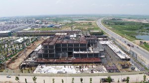 ​គម្រោង​បុរី​ ប៉េង ហួត នៅតាម​បណ្ដោយ​វិថី​សម្ដេច​តេជោ ហ៊ុន សែន (ផ្លូវ ៦០ម៉ែត្រ) កំពុង​សាងសង់​យ៉ាងមមាញឹក។