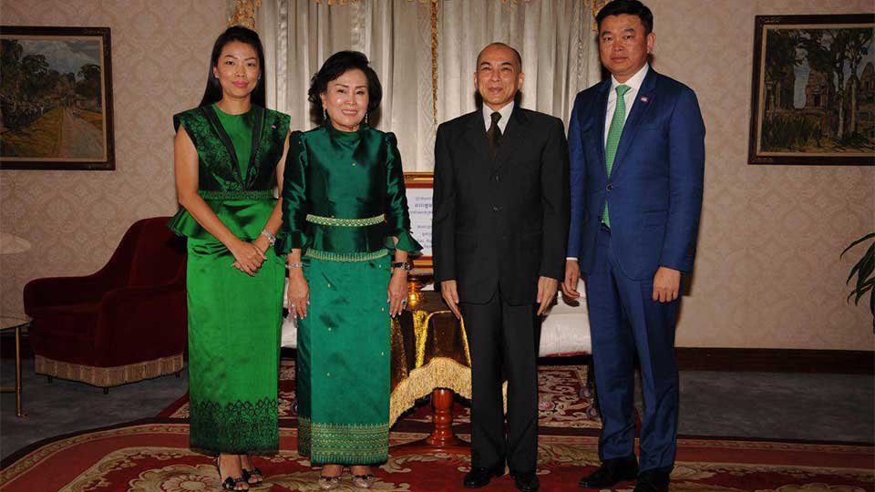 លោក​ជំទាវ ឧកញ៉ា ភាព ហៀក (រូប​ទីពីរ រាប់​ពីខាងឆ្វេង) ប្រធាន​ក្រុម​ប្រឹក្សា​ភិបាល​ ក្រុមហ៊ុន ជីបម៉ុង គ្រុប ចូល​ក្រាបបង្គំ​គាល់ព្រះករុណា​ព្រះ​មហាក្សត្រ​កម្ពុជា។