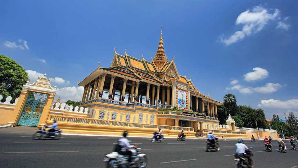 ព្រះ​បរម​រាជ​វាំង​នៃ​ប្រទេស​កម្ពុជា​ស្ថិត​នៅ​ចំ​កណ្ដាល​នៃ​រាជ​ធានីភ្នំពេញ។ រូបភាព៖ ហ្វេសប៊ុក Emirates