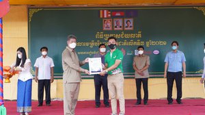 ការចូលរួមប្រគល់ពានដល់សាលាឆ្ពើមខាងបរិស្ថាន ពីសំណាក់ក្រសួងអប់រំ ក្រសួងបរិស្ថាន ​និងក្រុមហ៊ុនស្មាត