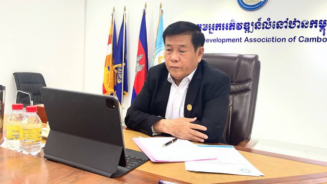 អ្នកឧកញ៉ា លី ហួរ ប្រធានសមាគមអ្នកអភិវឌ្ឍន៍លំនៅឋានកម្ពុជា  ក្នុងកិច្ចប្រជុំ