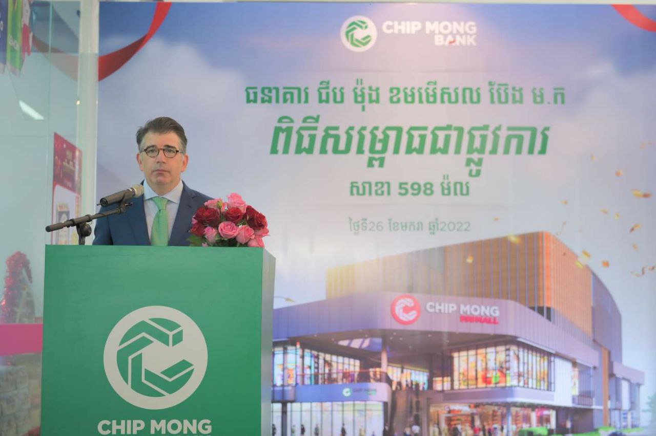 លោក ចន ប៊ែល អគ្គនាយកធនាគារ ជីប ម៉ុង