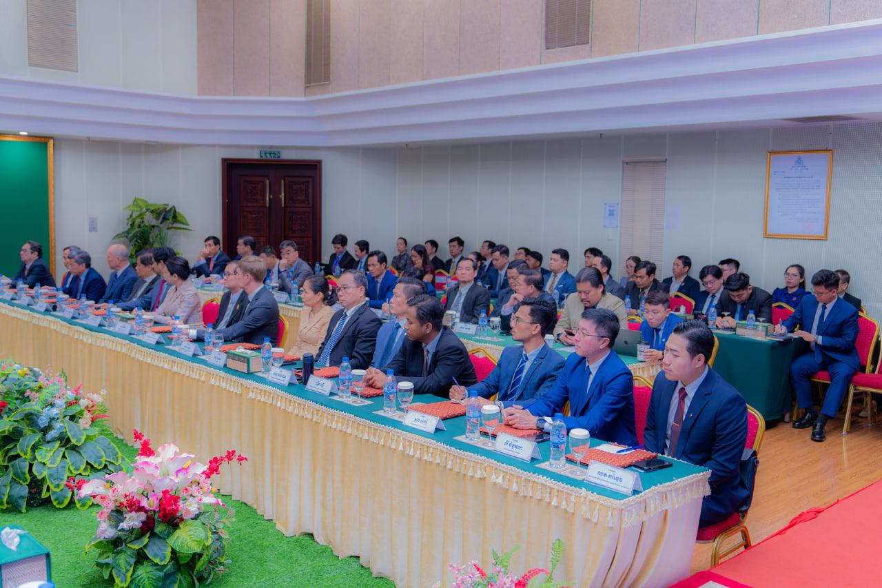 (រាជធានីភ្នំពេញ)៖ នាព្រឹកថ្ងៃទី២២ ខែកក្កដា ឆ្នាំ២០២៦ ឯកឧត្តម វង្សី វិស្សុត ឧបនាយករដ្ឋមន្ត្រីប្រចាំការ រដ្ឋមន្ត្រីទទួលបន្ទុកទីស្តីការគណៈរដ្ឋមន្ត្រី បានអញ្ជើញជាអធិបតីក្នុងពិធីចុះហត្ថលេខាលើអនុស្សរណៈនៃការយោគយល់គ្នា (MoU) ស្តីពីការបង្កើត «បណ្តាញស្រាវជ្រាវកម្ពុ