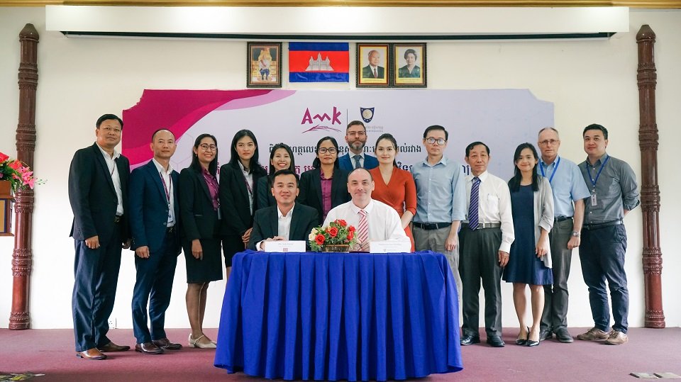 អេ អឹម ខេ ផ្ដល់ឱកាសហាត់ការ និងបណ្ដុះបណ្ដាលដល់និស្សិតសាកលវិទ្យាល័យពុទ្ធិសាស្រ្ដ