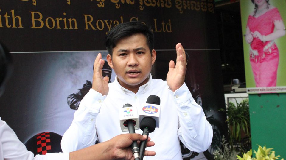 លោក សេង បូរិន សហស្ថាបនិកក្រុមហ៊ុន រិទ្ធ បូរិន រ៉ូយ៉ាល់ ខូអិលធី ឌី ដែលនាំមួកសុវត្ថិភាពពីតៃវ៉ាន់មកលក់នៅកម្ពុជា