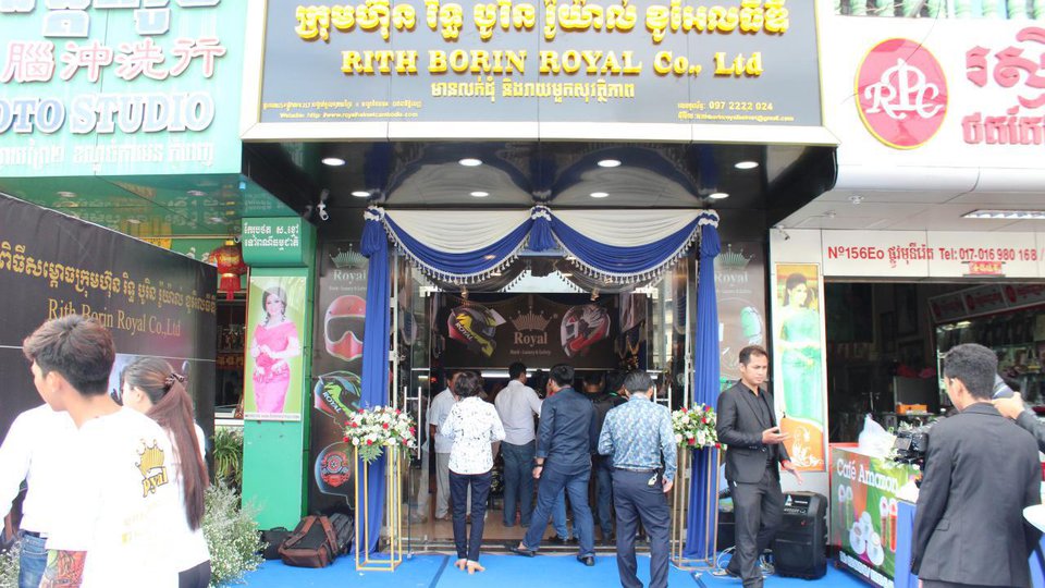 នេះជាពិធីសម្ពោធក្រុមហ៊ុន រិទ្ធ បូរិន រ៉ូយ៉ាល់ ខូអិលធី ឌី ដែលនាំមួកចូលមកកម្ពុជា