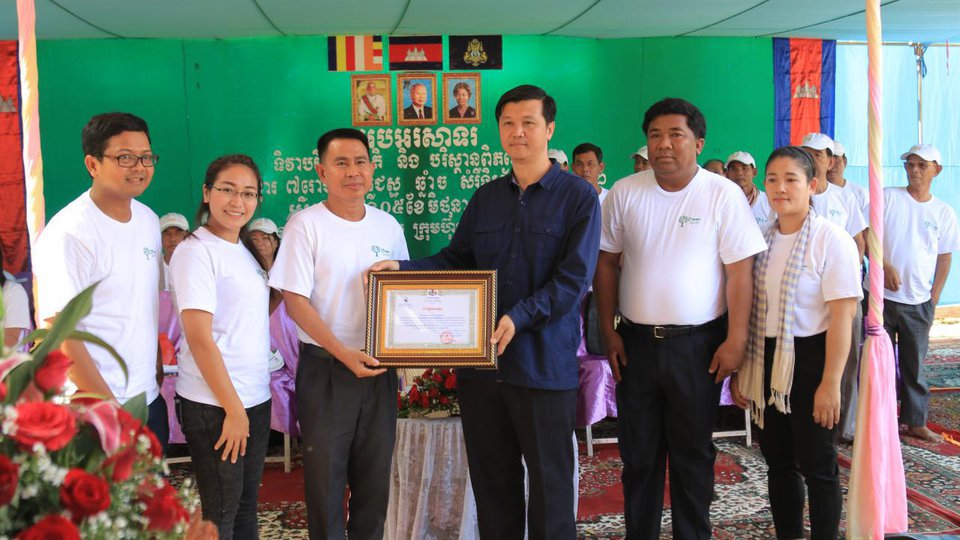 លោក អ៊ុក វីឡា នាយកផ្នែកធនធានមនុស្សតំណាងឲ្យក្រុមហ៊ុន ប៉េង ហួត គ្រុប (រូបពាក់អាវសទទួលលិខិតសរសើរ)