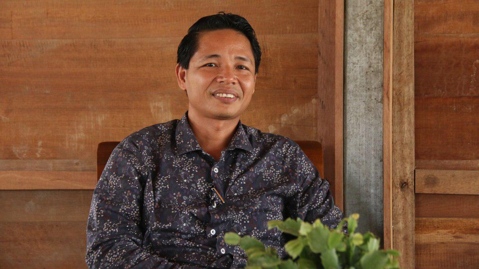 លោក ឌិន​ សុមេធារិទ្ធ ស្ថាបនិក​រមណីយដ្ឋាន​ភូមិ​ផ្កា​ត្រកួន