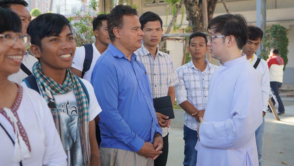 លោក Albeiro Rodas ឬ លោក លីសំណាង ឈរជាមួយនឹង​ក្រុមយុវជន