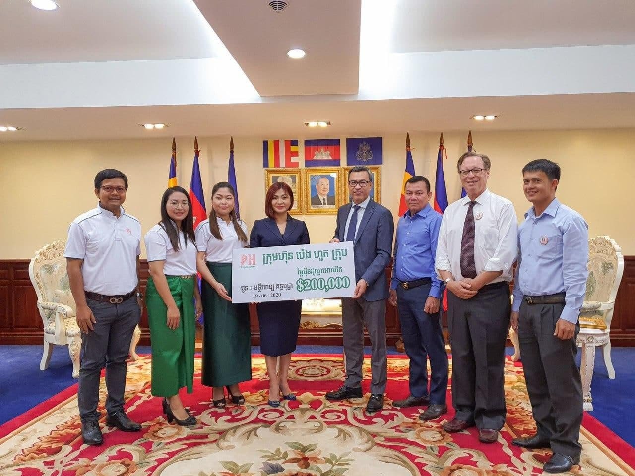 ក្រុមហ៊ុន ប៉េង ហួត គ្រុប ចូលរួមឧបត្ថម្ភថវិកាចំនួន ៣លានដុល្លារអាមេរិច ជូនសម្តេចតេជោ ហ៊ុន សែន ក្នុងយុទ្ធនាការទិញវ៉ាក់សាំងកូវីដ-១៩ជូនប្រជាពលរដ្ឋ។