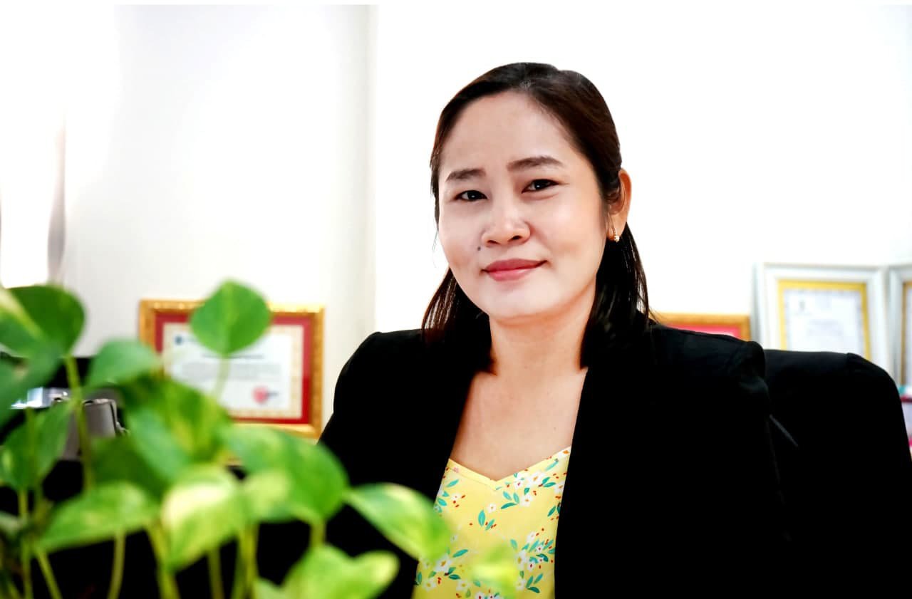 លោកស្រី ពាំង ពិសាខ នាយិកាប្រតិបត្តិធនធានមនុស្ស អេ អឹម ខេ