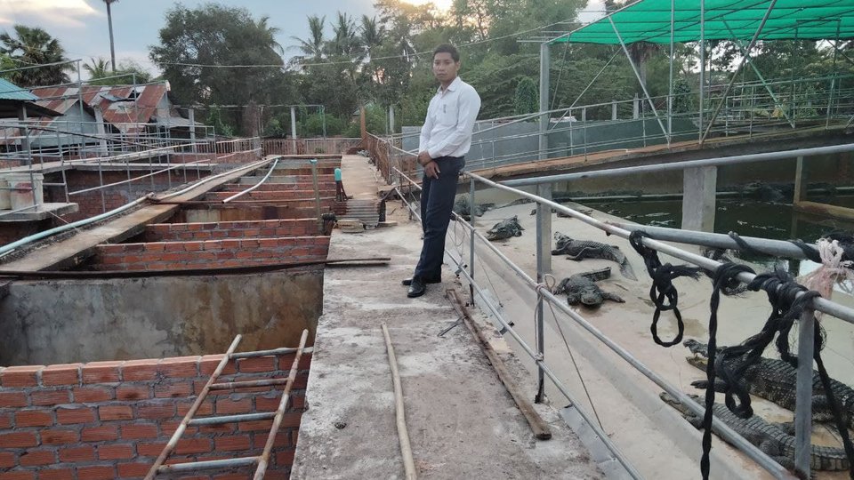 លោក ញឹម បូរាណ ម្ចាស់អាងចិញ្ចឹមក្រពើនៅភូមិដូនទាវ ឃុំ រលួស ស្រុកប្រាសាទបាគង ខេត្តសៀមរាប
