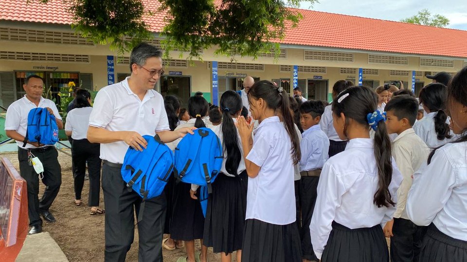 អេ អឹម ខេ ផ្តល់អំណោយសម្ភារៈសិក្សាដល់សិស្សានុសិស្សនៅខេត្តកំពង់ឆ្នាំង