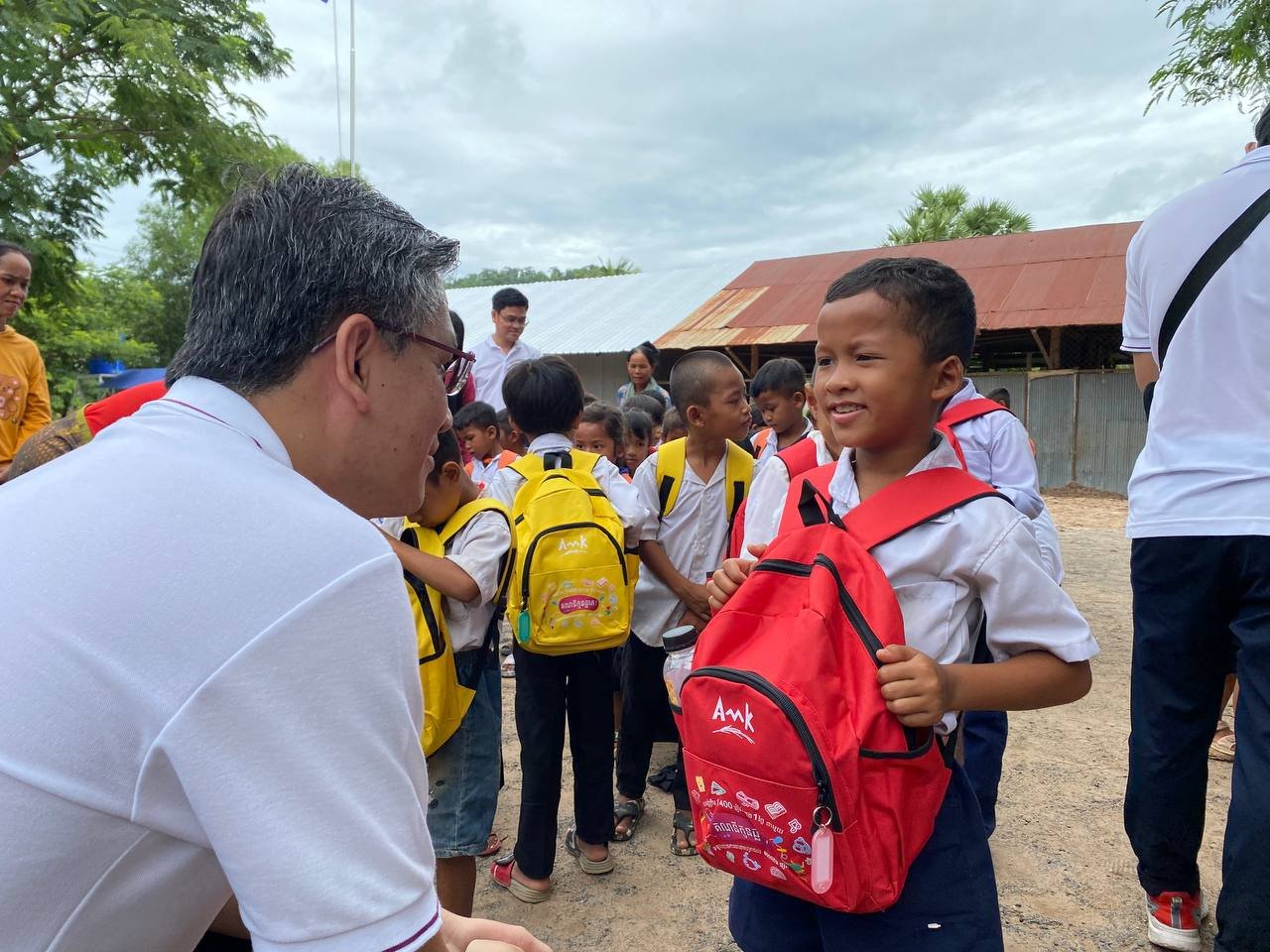 អេ អឹម ខេ ផ្តល់អំណោយសម្ភារៈសិក្សាដល់សិស្សានុសិស្សនៅខេត្តកំពង់ឆ្នាំង
