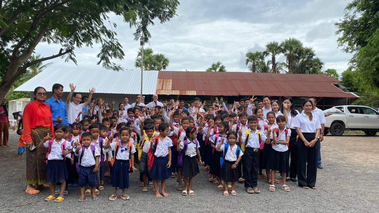 អេ អឹម ខេ ផ្តល់អំណោយសម្ភារៈសិក្សាដល់សិស្សានុសិស្សនៅខេត្តកំពង់ឆ្នាំង