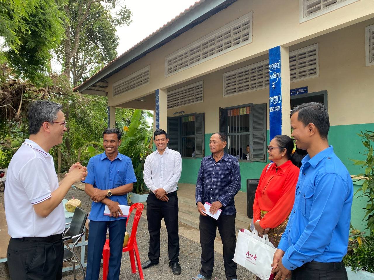 អេ អឹម ខេ ផ្តល់អំណោយសម្ភារៈសិក្សាដល់សិស្សានុសិស្សនៅខេត្តកំពង់ឆ្នាំង
