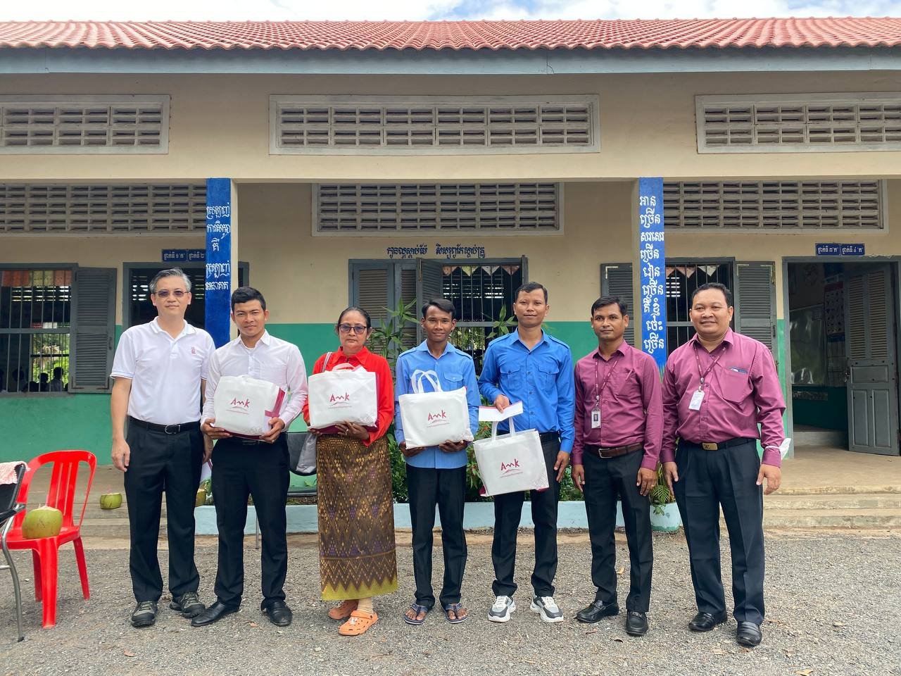 អេ អឹម ខេ ផ្តល់អំណោយសម្ភារៈសិក្សាដល់សិស្សានុសិស្សនៅខេត្តកំពង់ឆ្នាំង