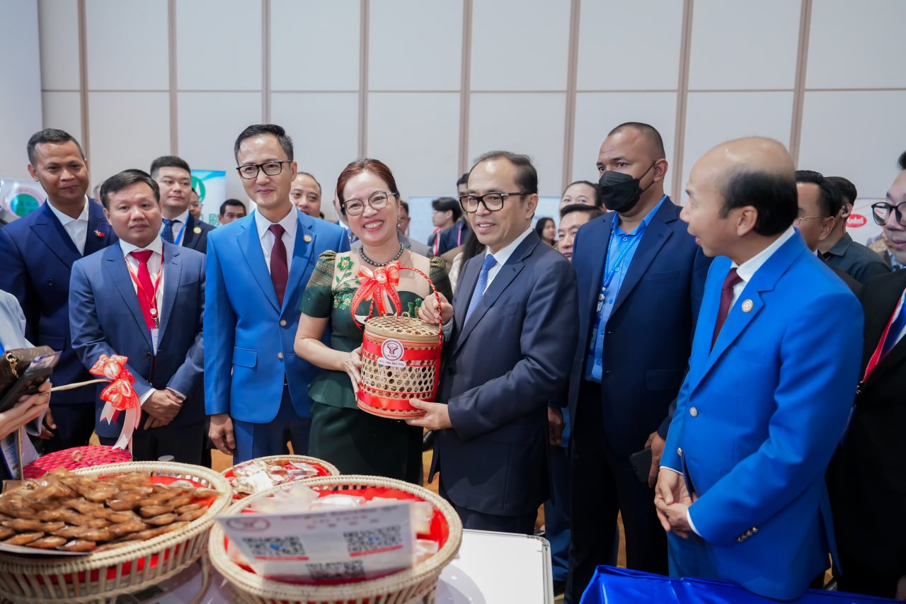 ឯកឧត្តមឧបនាយករដ្ឋមន្រ្តីប្រចាំការ វង្សី វិស្សុត
