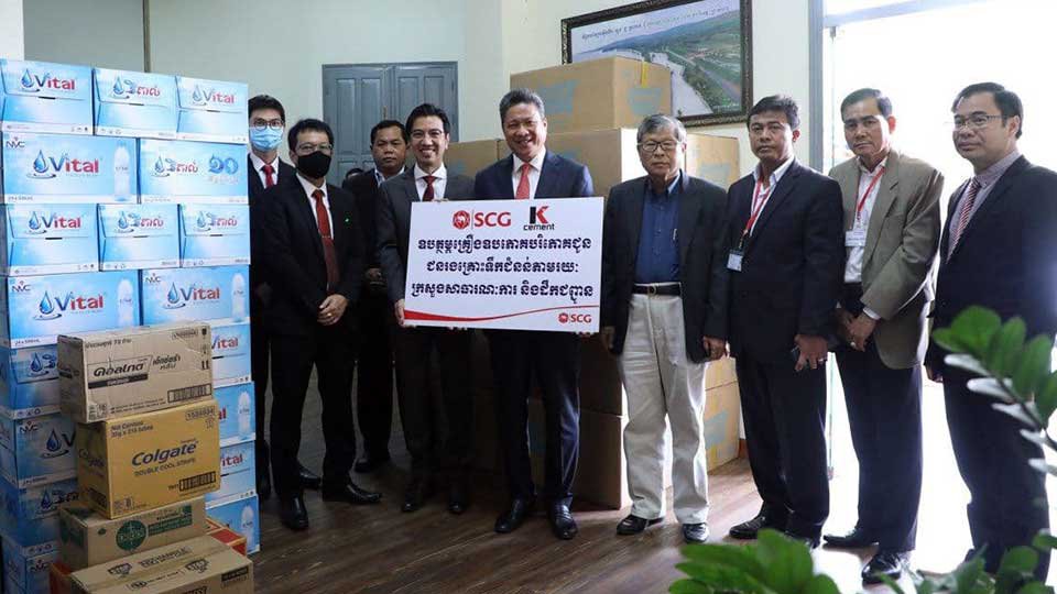 ឯកឧត្ដម ទេសរដ្ឋមន្ត្រី ស៊ុន ចាន់ថុល រដ្ឋមន្ត្រី​ក្រសួង​សាធារណការ​និងដឹក​ជញ្ជូន​ ទទួល​អំណោយ​សម្រាប់​ជន​រងគ្រោះ​ដោយសារទឹកជំនន់ពី​តំណាង​ក្រុមហ៊ុន SCG