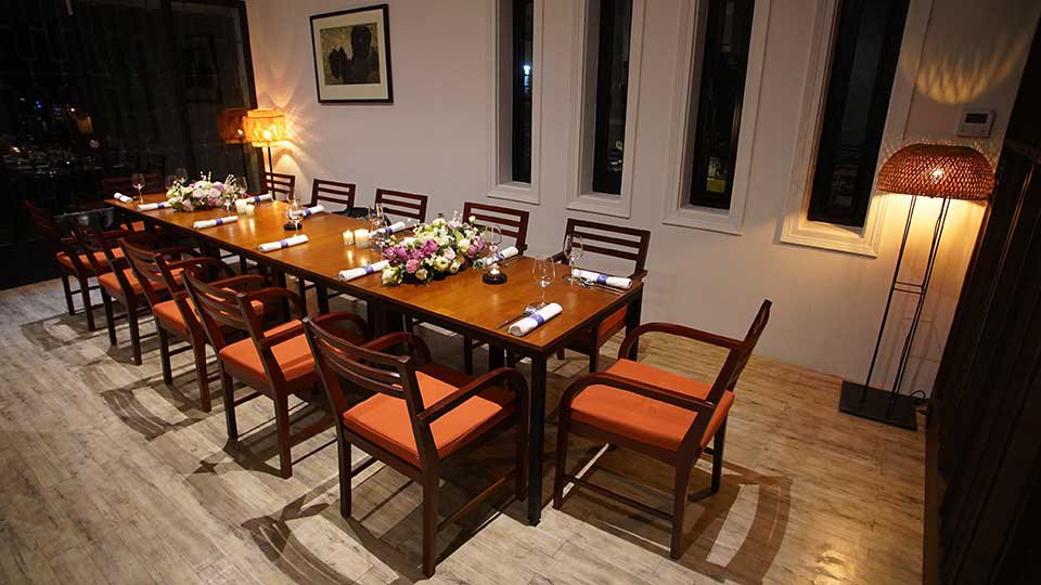 ការរៀបចំ​កន្លែងអង្គុយ​សម្រាប់ភ្ញៀវនៅក្នុង​ភោជនីយដ្ឋាន Cuisine Wat Damnak ។