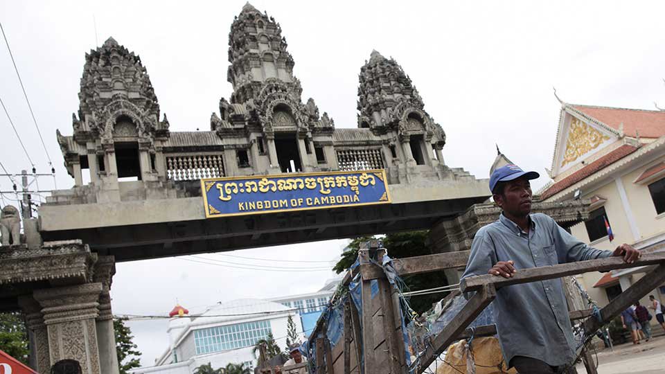 ច្រក​ព្រំដែនអន្តរជាតិប៉ោយប៉ែត-អារញ្ញ​ប្រាថេត រវាង​ប្រទេសកម្ពុជា និង​ប្រទេសថៃ។ រូបថត កាសែតបាងកកប៉ុស្តិ៍