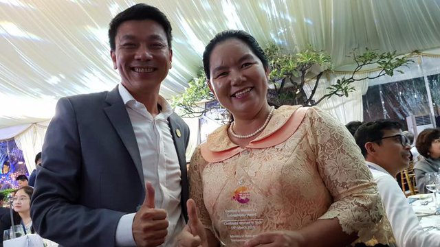 លោកស្រី ប៉ុង លីមសាន ប្រធានក្រុម​ស្ថាបនិក​កម្មវិធី «ពេទ្យយើង» ថតរូប​អនុស្សាវរីយ៍​ជាមួយ​លោក ជី សិលា ប្រធាន​ក្រុមហ៊ុន សប្បាយ។