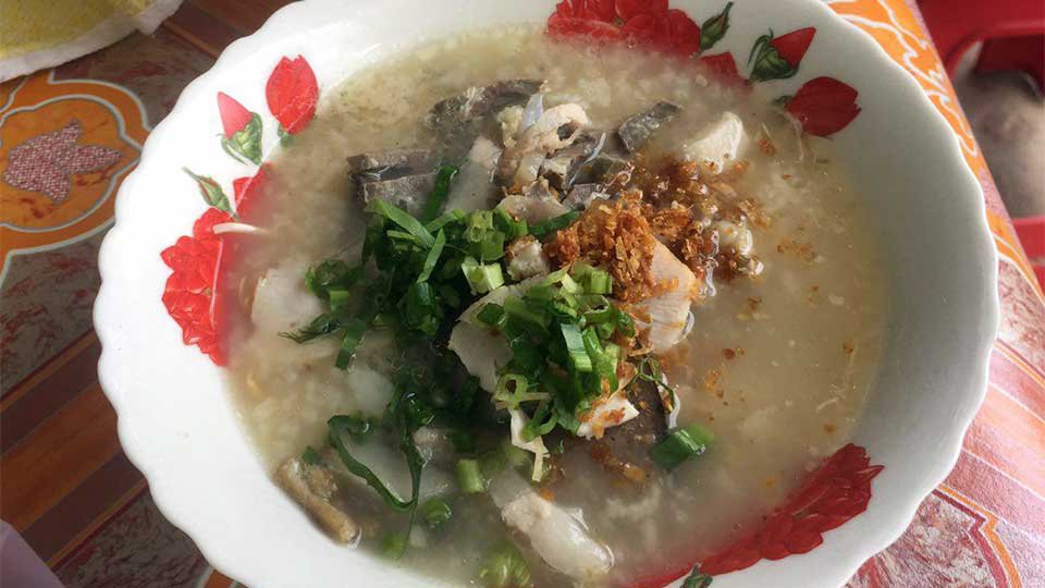 បបរ​គ្រឿង​សាច់ជ្រូក​ ជា​អាហារ​សម្រន់​ពេញ​និយម​សម្រាប់​មនុស្ស​ទូទៅ មិន​ថា​ចាស់​ ក្មេង ប្រុស​ ឬស្រី​ឡើយ។