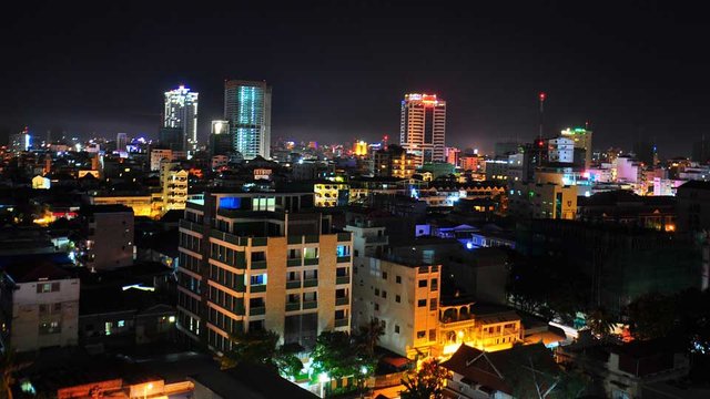 ទិដ្ឋភាព​រាជធានី​ភ្នំពេញ​ នា​ពេល​រាត្រី។ ជាង​មួយ​ទសវត្សរ៍​ចុង​ក្រោយ សេដ្ឋកិច្ច​កម្ពុជា​កើន​ឡើង​​ក្នុង​រង្វង់ ៧ភាគរយ​ជាប់​គ្នា។