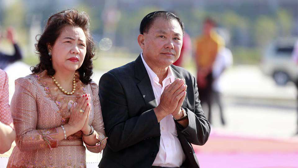 អ្នក​ឧកញ៉ា លី យ៉ុងផាត់ និង​លោក​ជំទាវ ក្នុង​ឱកាស​សម្ពោធ​មជ្ឈមណ្ឌល​សន្និបាត ឌឹ ព្រីមៀរ សែនសុខ សេនធ័រ។