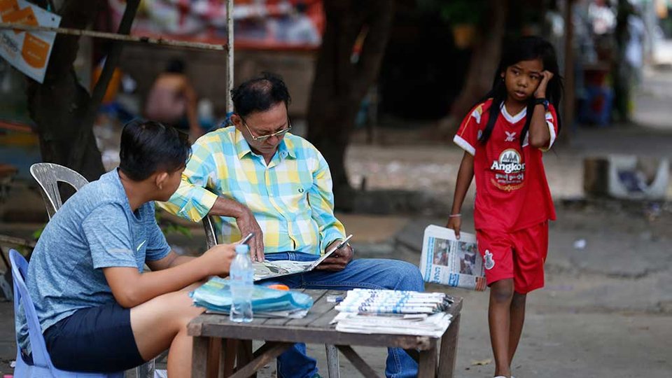 អ្នក​អាន​កាសែត​នៅ​កម្ពុជា