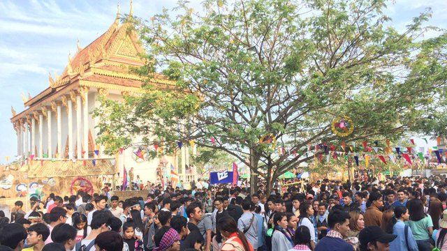 នេះជាទិដ្ឋភាពបុណ្យភូមិនៅវត្តគោកអម្ពិល ភូមិព្រែកថ្លឹង រាជធានីភ្នំពេញ (រូបថត៖ រ៉ឹម ភារី)