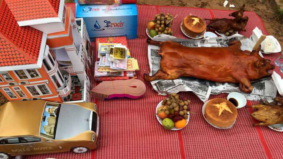 សំណែន​ផ្នូរ​ដូនតា​កុង​ម៉ា​ពេល​បុណ្យ​ឆេងម៉េង ឬ​បុណ្យ​សែន​ផ្នូរ។