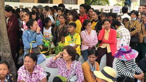 ទិដ្ឋភាព​មនុស្ស​ម្នា​រង់ចាំ​នៅ​វិទ្យាស្ថានប៉ាស្ទ័រ ដើម្បី​ទទួល​ការចាក់ថ្នាំ​បង្ការ​ជំងឺឆ្កែឆ្កួត នាថ្ងៃទី២២​ កុម្ភៈ ២០១៩។
