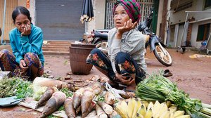ជនជាតិ​ដើម​ភាគ​តិច​លក់​ដូរ​បន្លែ​នៅតាម​ដង​ផ្លូវ ក្នុង​ក្រុង​បានលុង ខេត្ត​រតនគិរី។ (រូបឯកសារ)