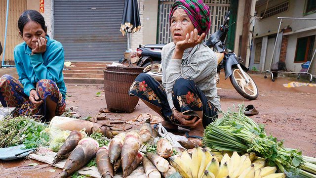 ជនជាតិ​ដើម​ភាគ​តិច​លក់​ដូរ​បន្លែ​នៅតាម​ដង​ផ្លូវ ក្នុង​ក្រុង​បានលុង ខេត្ត​រតនគិរី។ (រូបឯកសារ)